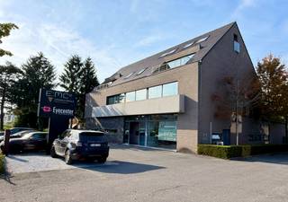 In een van de meest gegeerde gemeenten van Vlaanderen wordt deze instapklare privékliniek aangeboden. Een eigendom die zich richt tot professionals en investeerders die onmiddellijk operationeel willen zijn, zonder tijdverlies of bijkomende investeringen.<br /><br />De inrichting is volledig afgestemd op medische en paramedische activiteiten en laat toe om zonder opstartfase operationeel te zijn.<br /><br />Wat mag u verwachten?<br /><br />🔹 Twee volledig uitgeruste operatiezalen <br />🔹 Recoveryruimtes en patiëntenkamers <br />🔹 Extra studio voor arts, nachtwacht of administratie<br />🔹 Professioneel onthaal <br />🔹 Parkeerplaatsen voor patiënten, artsen en personeel<br /><br />Deze eigendom is ideaal voor investeerders en professionals die op zoek zijn naar een performante en direct inzetbare zorgomgeving.<br /> <br />Een zeldzame combinatie van functionaliteit, ligging en toekomstpotentieel.<br /><br />📞 Meer info of bezoek? Contacteer Steve – 0495 18 69 11