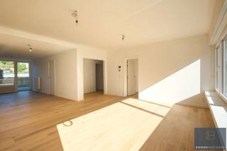 Ontdek dit gelijkvloersappartement van maar liefst 134m² met 3 slaapkamers én privatieve tuin met terras.<br /><br />Het appartement werd gerenoveerd en voorzien van nieuwe: leidingen, vloeren, badkamer, keuken, …<br /><br />Het appartement is ingedeeld in:<br />Inkom, 2 bijzonder grote slaapkamers (waarvan 1 met eigen douchekamer), berging, apart toilet, badkamer, leefruimte (met zithoek en eetplaats) met aanpalend de derde slaapkamer/bureau en open keuken (met Bosch toestellen: kookplaat, dampkap, oven, microgolfoven, koelkast, diepvries, vaatwas en spoelzone) met toegang tot de tuin. De tuin beschikt over een bijzonder groot heraangelegd terras.<br /><br />Het appartement wordt afzonderlijk verwarmd met gloednieuwe eigen centrale verwarmingsketel op aardgas. Aankoop staanplaats aan €15.000 . of upgrade mogelijk naar garagebox aan €35.000.<br /><br />Absoluut pluspunt: de centrale ligging! Deze wordt gestaafd door de Mobiscore van 9/10.<br /><br />Aarzel niet Bonne Vastgoed te contacteren voor meer info via 050/73.73.73 of info@bonnevastgoed.be