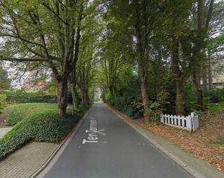 Residentieel gelegen en zuidwest georiënteerde bouwgrond geschikt voor open bebouwing met een totale oppervlakte van 1454 m².<br />Gunstig gelegen vlakbij winkels en met vlotte bereikbaarheid van E19 en A12 en winkels.<br /><br />Straatbreedte is 15m. Toegelaten voorgevelbreedte max. 9,5 m, achtergevelbreedte max. 9,5m en met bouwdiepte gelijkvloers van max. 15m.<br />Zowel plat dak als zadeldak toegelaten.<br />Dubbele bouwlaag of laagbouw / bungalow mogelijk.<br /><br />Vrij van aannemer en zonder enige bouwverplichting.<br />Stedenbouwkundige voorschriften beschikbaar op aanvraag.<br /><span>Voor verdere inlichtingen contacteer Quirijn Pannecoucke op quirijn.pannecoucke@durabrik.be of via 0476 66 61 39</span><br />