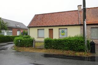 Deze charmante woning beschikt over een gezellig voortuintje en verwelkomt u via een inkomhal met apart toilet die toegang biedt tot de woonkamer...