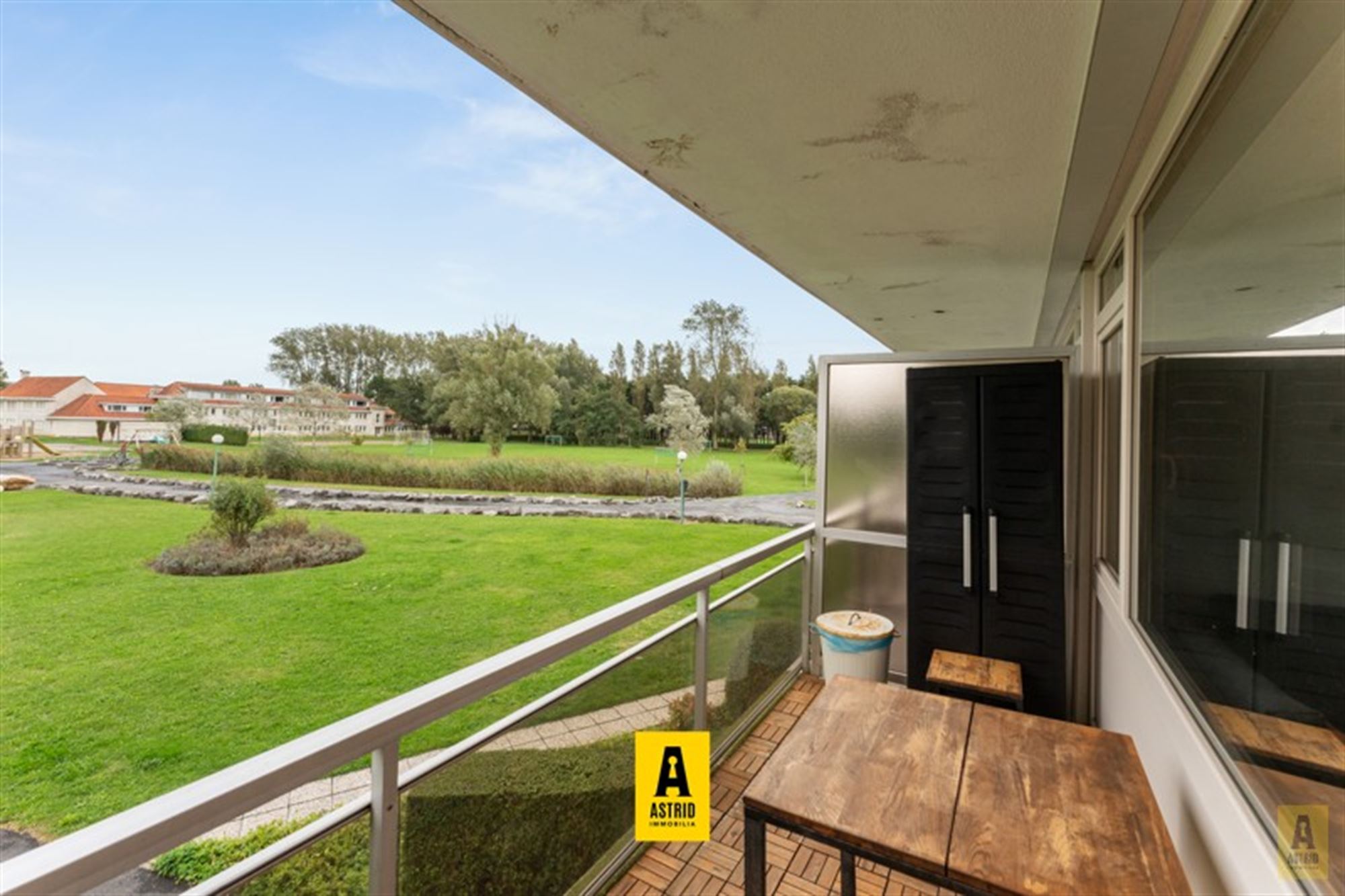 Instapklaar (gerenoveerd) lichtrijk appartement met terras in groen domein! - foto 3