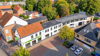 <h1><span>Commercieel pand met 50 meter straatbreedte en ruim te renoveren appartement in Hamme</span></h1><h1><span> </span></h1><p><span>Op zoek naar een veelzijdig vastgoedproject met tal van mogelijkheden?</span><span> Dit commercieel pand op een strategische locatie nabij het centrum van Hamme biedt een uitzonderlijke opportuniteit voor ondernemers, investeerders en projectontwikkelaars.</span></p><p><span>Met maar liefst </span><span>50 meter straatbreedte</span><span> en een bruto vloeroppervlakte van circa </span><span>500 m² volgens het EPC (excl. het appartement) </span><span>leent dit pand zich uitstekend voor een nieuwe handelszaak, de combinatie van wonen en werken of een project met mogelijkheden voor appartementsbouw, mits de nodige vergunningen.</span></p><h3><span> </span></h3><p><span>Op het gelijkvloers bevindt zich een commercieel handelsgedeelte met inkomhal, etalageruimte en kassatoog. Het pand deed jarenlang dienst als succesvolle elektrozaak en biedt dankzij de ruime indeling diverse mogelijkheden voor uiteenlopende commerciële activiteiten.</span></p><p><span>Achteraan bevindt zich een zeer ruim magazijn met werkruimte, voorzien van een aparte toegang. Dit biedt extra mogelijkheden voor opslag, atelier of andere professionele activiteiten.</span></p><p><span>Op de bovenliggende verdieping vinden we een bijzonder ruim appartement dat volledig gerenoveerd dient te worden. Hier kan je een woonst creëren die volledig aansluit bij jouw eigen wensen en plannen.</span></p><p><span> </span></p><h3><span>De troeven</span><span>:</span></h3><ul><li><span>50 meter straatbreedte</span><span> met tal van ontwikkelingsmogelijkheden</span></li><li><span>Zeer groot magazijn met werkruimte en aparte toegang</span></li><li><span>Interessant voor ondernemers, investeerders en projectontwikkelaars</span></li><li><span>Gelegen nabij het commerciële centrum van Hamme</span></li><li><span>Winkels zoals Delhaize, Action, JYSK, Kruidvat en Aldi bevinden zich in de nabije omgeving</span></li></ul><p><span> </span></p><h3><span>Een opportuniteit met potentieel!</span></h3><p><span>Dankzij de uitzonderlijke straatbreedte, de ruime oppervlakte en de combinatie van handelsruimte, magazijn en appartement biedt dit pand heel wat mogelijkheden. Of je nu jouw eigen zaak wil uitbouwen, wonen en werken wil combineren of een toekomstgericht vastgoedproject voor ogen hebt, dit pand is zeker een bezoek waard.</span></p><p><span>Interesse in deze opportuniteit? Contacteer </span><span>Immo Twins</span><span> vandaag nog voor meer informatie of een bezoek ter plaatse.</span></p><p><span>Contact T. 052 55 55 55 - info@immotwins.be </span></p><p><span> </span></p>