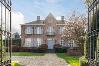 Verscholen in het groen en omringd door grote variëteit van bomen, zeldzame struiken en strak aangelegde hagen, ligt deze karaktervolle villa...