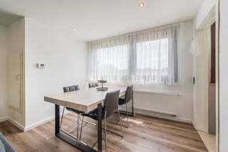 Ben je op zoek naar een instapklaar appartement met garage op een topligging in Sint-Niklaas? Lees dan zeker verder!
<p>Gelegen in de geliefde Kiemerstraat, vlak bij het centrum van Sint-Niklaas, vind je dit instapklare appartement. Dankzij de centrale ligging geniet je van een uitstekende bereikbaarheid met winkels, scholen, openbaar vervoer en invalswegen in de nabije omgeving. Bovendien zorgt de garage – die verplicht mee aan te kopen is – voor extra comfort en veiligheid.<br /><br />Indeling:<br />-2deV: Via de inkomhal (3 m²) betreed je de lichtrijke leefruimte (24 m²), die dankzij haar royale afmetingen een aangename woonbeleving biedt. Aansluitend bevindt zich een volledig uitgeruste keuken (7 m²), voorzien van alle nodige comfort. Vanuit de keuken is er toegang tot een aparte berging (3 m²) met aansluiting voor wasmachine en droogkast. Verder beschikt het appartement over een badkamer (4 m²) met een inloopdouche, een wasmeubel en een toilet. Ten slotte zijn er twee volwaardige slaapkamers: één van 13 m² en één van 12 m², ideaal voor koppels, gezinnen of als extra bureauruimte.</p>
<p>De garage dient verplicht mee aangekocht te worden voor €20.000, wat het plaatje compleet maakt.</p>
<p>Ben je op zoek naar een goed gelegen appartement met garage in Sint-Niklaas? Contacteer ons vandaag nog voor een bezoek!</p>