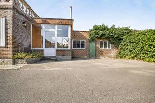 Immo Pické biedt U deze gunstig gelegen woning aan in de nabijheid van winkels, scholen, openbaar vervoer en de belangrijkste verbindingswegen. Deze woning bestaat uit een inkomhal met gastentoilet, een woonkamer, een eetkamer, een keuken, een veranda, een badkamer, een ruime garage, een nachthal en 2 slaapkamers. Deze woning beschikt daarnaast over een berging, 2 open autostaanplaatsen en een terras. Deze woning beschikt op heden niet over een tuin.
