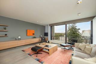 <p>2-slaapkamer appartement met prachtig waterzicht en zicht op het MAS.</p><p>Gelegen op een absolute toplocatie, een uniek uitzicht op het Bonapartedok en het prachtige Museum aan de Stroom. Op een zonnige dag kuier je rond langs de top terrassen en schuif je aan tafel in een van de talrijke restaurants in de buurt. Wil je even gaan shoppen, op nog geen 10 min sta je te voet in het centrum van de bekendste winkelstad van België.</p><p><br />Uniek uitzicht op het Bonapartedok<br />Ruim appartement<br />Mogelijkheid tot huren van een parkeerplaats</p><p>Het appartement is gelegen in een verzorgd gebouw op de 2de verdieping. Bereikbaar per lift of trap. <br />Via de inkomhal krijg je toegang op de lichte leefruimte met open keuken en toegang naar het terras aan de voorzijde. Hier geniet je van één van de uniekste uitzichten in onze Koekenstad. De keuken is uitgerust met Miele-toestellen en heeft een rechtstreekse toegang tot de berging, hier is er ruimte voor proviant en aansluiting wastoestel en droogkast. In de hal is er een gastentoilet met handenwasser. Achteraan 2 ruime slaapkamers, waarvan één met dressing en directe toegang tot de badkamer met douche en ligbad. Het appartement is afgewerkt met een mooie parketvloer en kwalitatieve materialen.</p><p>Ondergronds is er opbergruimte in de kelderberging en mogelijkheid tot huren van een parkeerplaats aan € 150/maand.</p><p>Interesse? Gelieve uw gegevens in te vullen onderaan de advertentie op onze website www.sinjoor.be. De dossierverantwoordelijke zal nadien zo snel mogelijk contact met u opnemen.<br /> </p>