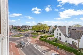 Ontdek dit aangenaam appartement met twee volwaardige slaapkamers op een toplocatie in Knokke, op wandelafstand van het strand. Dit appartement bevindt zich op de derde verdieping en geniet van een aangenaam, open uitzicht. Dankzij de centrale ligging in het bruisende hart van Knokke geniet u van alle gemakken: winkels, restaurants en voorzieningen bevinden zich binnen handbereik. Mogelijkheid tot aankoop van een parkeerplaats in het gebouw.<br /><br />Indeling:<br />inkom met toilet en vestiaire, leefruimte met open zicht, afzonderlijke keuken, twee slaapkamers met twee aansluitende badkamers, terras achteraan.<br /><br />Kelderberging, vuilnislokaal en fietsenstalling.<br /><br />Mogelijkheid tot aankoop parkeerplaats in het gebouw aan € 50.000.<br /><br />Bezoeken? Graag na afspraak met Avantimmo op het nummer 050 62 50 55