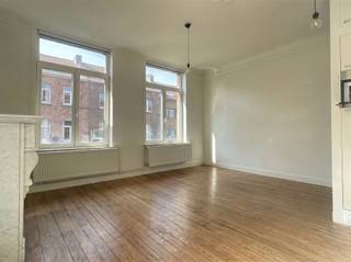 <p><span> </span>Ontdek dit charmante appartement in het centrum van Aalst, perfect voor starters of singles.</p><p>Dit appartement is gunstig gelegen nabij winkels, restaurants en openbaar vervoer.</p><p>Het appartement beschikt over een inkomhal/berging, een ruime leefkeuken en slaapkamer met aansluitende badkamer en toilet.</p><p>Huurprijs bedraagt 730 euro per maand. Geen gemeenschappelijke kosten.</p><p>Beschikbaar vanaf 01/08/2026.</p>