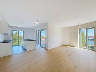 Project Kolenkaai staat voor ruim wonen in alle comfort en stijl. De kwalitatieve en hedendaagse afwerking met oog voor detail zie je én voel je elke dag. Voor Kolenkaai werd een Energy Service Company (ESCO) opgericht. Daarmee passen we innovatieve en duurzame hernieuwbare-energietechnieken toe. Zo worden de gebouwen verwarmd en passief gekoeld met warmtepompen die hun energie onder andere uit een BEO-veld halen. <br /><br />Het appartement bevindt zich op de tweede verdieping en geniet van een aangename lichtinval. De leefruimte met parketvloer sluit aan op de open keuken met kookeiland, die is uitgerust met een keramische kookplaat, combi-oven, koelkast met diepvriesvak en vaatwasser. Vanuit de leefruimte heeft u toegang tot het terras, waar u in alle rust kunt genieten van het buitenzijn.<br /><br />Verder beschikt het appartement over twee slaapkamers, een praktische berging met aansluiting voor een wasmachine, een badkamer met douche en een afzonderlijk gastentoilet.<br /><br />Indeling:<br />- Lichtrijke Woonkamer<br />- Open keuken met eiland<br />- 2 Slaapkamers <br />- Badkamer met inloopdouche<br />- Zonnig terras<br /><br />Algemeen:<br />- Huurprijs: € 1.275,00 <br />- Provisie eigen verbruik (warm water en verwarming : € 100,00/maand<br />- Provisie gemeenschappelijke kosten: € 75,00/maand <br /><br />De snelste manier om een bezoek te brengen aan dit pand? Vraag je bezoek aan via de roze knop op onze website (www.dewaele.com) en je wordt gecontacteerd door onze verhuurexpert Broes.<br /><br />Telefonisch kunnen er geen afspraken gemaakt worden. Bij andere vragen kun je ons telefonisch contacteren via 050 444 999.<br /><br />Deze AI-visualisaties zijn bedoeld als inspiratie. Er werd geen rekening gehouden met technische specificaties, stedenbouwkundige voorschriften of de concrete mogelijkheden tot realisatie.