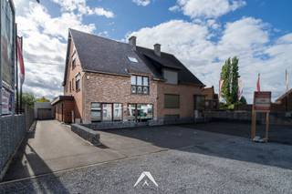 Ontdek dit veelzijdige gebouw in Beveren-Leie op een commerciële ligging: een kantoorruimte van ca 221 m² met extra garage, gecombineerd met...