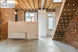 🏙️ Stijlvol wonen in het hart van Aalst – Loftstyle stadswoning met karakter!Ben je op zoek naar een unieke, instapklare woning met karakter, stijl...