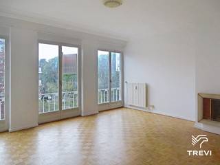 <p><strong>ELSENE – In de gegeerde wijk Ter Kamerenbos en Solbosch, in de directe nabijheid van de Franklin Rooseveltlaan, de ULB, openbaar vervoer en winkels, schitterend 2-slaapkamerappartement van ±90m² bewoonbare oppervlakte gelegen op de 2e verdieping. Het appartement bestaat uit een inkomhal, een woonkamer van ±28m², een uitgeruste keuken (oven, kookplaat, dampkap, koelkast/vriezer, vaatwasser), een nachtgang met apart toilet, een slaapkamer van ±13,5m², een tweede slaapkamer van ±10m² met klein balkon, een badkamer (bad, douche, aansluiting voor wasmachine, wastafel) en een kelder. Provisie voor lasten van € 250/maand (warm water, verwarming, gemeenschappelijke delen). EPC G*. Onmiddellijk beschikbaar. Afmetingen worden ter indicatie gegeven.</strong></p>
<p><strong> </strong></p>
<p><u>Op de 2<sup>e</sup> verdieping:</u></p>
<ul>
<li>Inkomhal</li>
<li>Woonkamer van ±28m²</li>
<li>Uitgeruste keuken (oven, kookplaat, dampkap, koelkast/vriezer, vaatwasser)</li>
<li>Nachtgang met apart toilet</li>
<li>Slaapkamer van ±13,5m²</li>
<li>Slaapkamer van ±10m² met klein balkon</li>
<li>Badkamer (bad, douche, aansluiting voor wasmachine, wastafel)</li>
</ul>
<p> </p>
<p>Kelder nr. 63</p>
<p>Provisie voor lasten van € 250/maand (warm water, verwarming, gemeenschappelijke delen)</p>