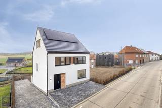 Instapklare, volledig gerenoveerde woning in LubbeekIn het groene Lubbeek, bevindt zich deze volledig vernieuwde woning (+/- 340m² inclusief kelder)...