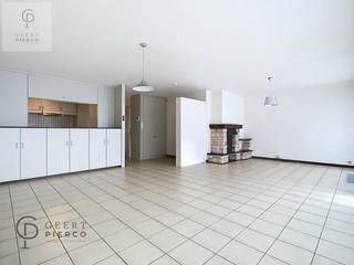 Dit ruim appartement op de tweede verdieping is Residentie Ambassade heeft heelwat potentieel. Met een paar opfrissingswerken maak je je er echt...