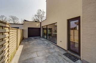 RUIME EPC A+ WONING MET GROTE TUINDeze woning verwelkomt u met grote woonzones die zorgen voor een open, aangename sfeer. Het hart van de woning...