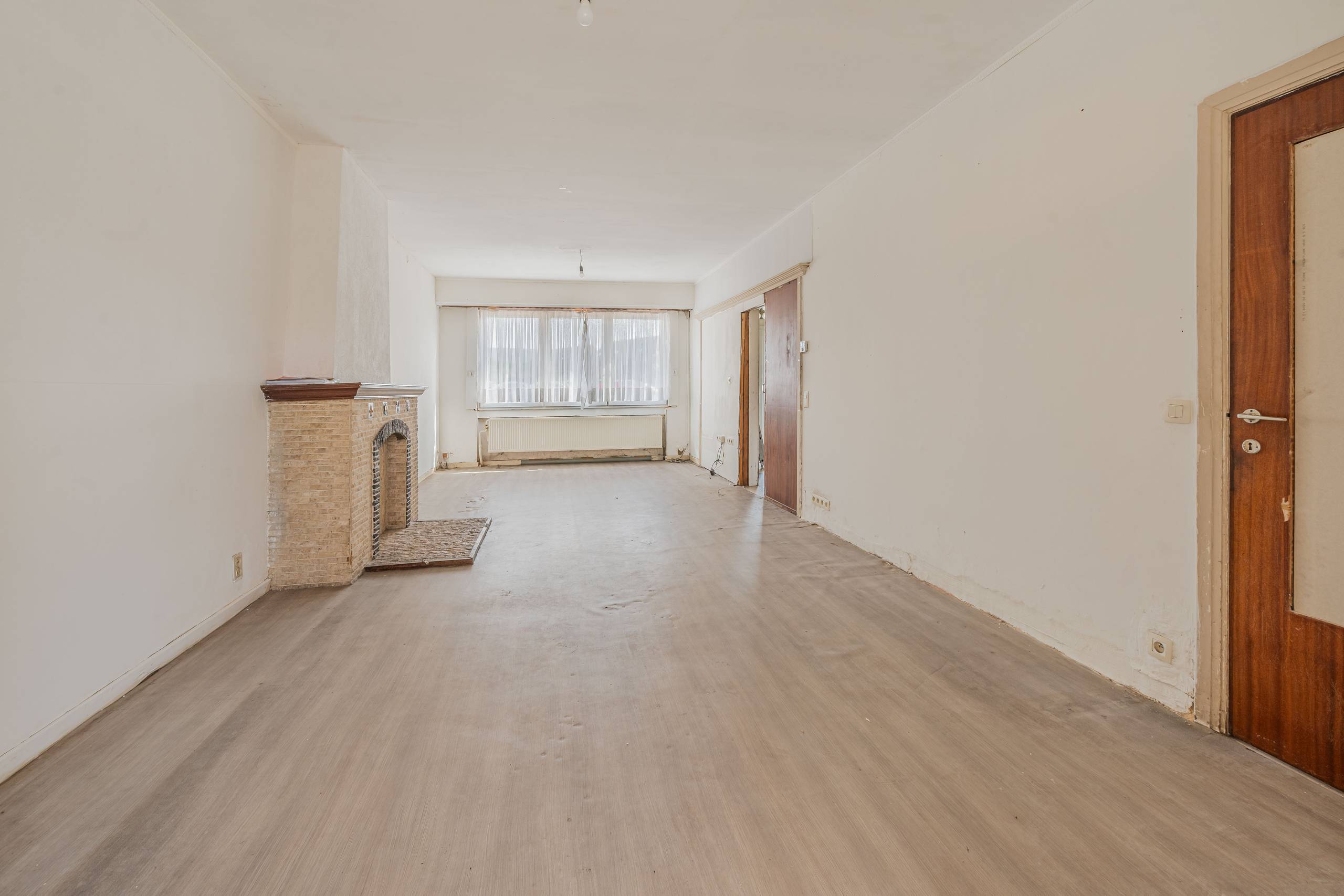 Ruime te renoveren gezinswoning met garage. - foto 4