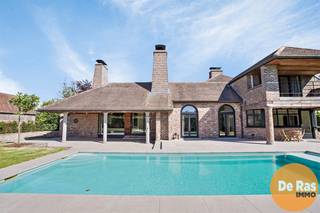 BEZOEKDAG ZONDAG 24/08 VAN 9U TOT 12U (enkel op afspraak!)WETTEREN - Deze riante villa met een oppervlakte van ca. 555 m² geniet een uitstekende...