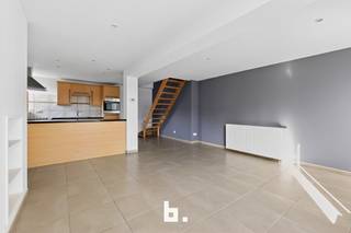 Deze kleine, gezellige instapklare woning is verrassend groot van binnen en beschikt over het attest woonconformiteit van de overheid.IndelingBij het...