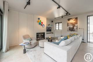 <p><span>Spacious and recent corner house in a particularly pleasant location, close to the Groentenmarkt and Keuvelhoekplein.</span></p>
<p><span>The property comprises an entrance hall with guest toilet. The spacious and bright living and dining area features a cosy gas fireplace and provides direct access to the sunny terrace. Fully equipped open-plan kitchen.</span></p>
<p><span>The first floor features the master bedroom with adjoining bathroom, equipped with a bathtub, shower and toilet. There are also two spacious bedrooms and a separate shower room with double washbasin. A separate toilet is located in the night hall.</span></p>
<p><span>The second floor comprises a spacious fourth bedroom with a dedicated office area and a stylish Mortex bathroom with shower, washbasin and toilet.</span></p>
<p><span>The bedrooms are fitted with built-in wardrobes. The property benefits from high-quality finishes, including natural stone, oak veneer and Mortex.</span></p>
<p><span>Garage for one car with connections for a washing machine and tumble dryer. There is also the possibility to park an additional car in front of the property.</span></p>
<p><span>A move-in-ready home offering four bedrooms, a sunny terrace and high-quality finishes in a sought-after location in Knokke.</span></p>