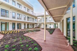 <p><span>** Alleen voor studenten</span></p><p><span> </span></p><p><span>Ben je nog op zoek naar een comfortabele en centraal gelegen studentenstudio dit academiejaar? Dan is deze lichtrijke en moderne studio in residentie YOU, gelegen in de Bogaardenstraat 7, de ideale keuze. De studio ligt op een toplocatie in het hart van Leuven, op wandelafstand van de campussen, het station en het bruisende stadsleven.</span></p><p><span>Deze kamer beschikt over een private badkamer met douche, wastafel en toilet. Voor het koken wordt gebruikt gemaakt van een gemeenschappelijke keuken.</span></p><p><span>De kamer bevindt zich op de tweede verdieping, heeft een oppervlakte van 18m² en biedt alle ruimte en comfort die je als student nodig hebt. </span></p><p><span>De huurprijs bedraagt €820/maand, exclusief een forfait van €75/maand voor nutsvoorzieningen (water, elektriciteit, verwarming, internet).</span></p><p><span>Residentie YOU in de Bogaardenstraat is een moderne studentenresidentie voorzien van hedendaagse faciliteiten zoals een afsluitbare fietsenstalling, afvallokaal, en groene binnenruimtes voor ontspanning en ontmoeting. Dankzij de ligging nabij de Bondgenotenlaan en de KU Leuven-campus, ben je altijd dicht bij alles wat telt in het studentenleven van Leuven.</span></p><p><span>De bereikbaarheid is uitstekend: bushaltes, het treinstation en winkels liggen op wandelafstand.</span></p><p><span>Interesse? Contacteer ons snel via student@immolivit.be! </span></p>