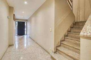 <p><span>WILRIJK - Park den Brandt </span></p><p><span>Exclusieve, ruime gezinswoning van 335m² op toplocatie.</span><span>
</span><span><br />5 SLPK | 3 BADK | dubbele garage, terrassen en een schitterende, rustige tuin met optimale privacy. </span></p><p><span> </span></p><p><span>Gelijkvloers:</span></p><p><span>Bij binnenkomst betreedt u een ruime inkomhal met vestiairekasten, ideaal om jassen en schoenen netjes op te bergen. </span></p><p><span>De dubbele inpandige garage met sectionale poort biedt plaats aan twee wagens en zorgt voor extra comfort. Daarnaast beschikt het gelijkvloers over twee slaapkamers, waarvan één met een eigen douchekamer perfect als logeerkamer, bureau of praktijkruimte. </span></p><p><span>Gastentoilet. </span></p><p><span> </span></p><p><span>1ste verdieping:</span></p><p><span>Het hart van de woning bevindt zich op de eerste verdieping. Hier geniet u van een ruime, zonnige woonkamer met toegang tot een terras dat prachtig groene uitzicht biedt over de tuin. Via een trap loopt u zo naar beneden, waar u midden in het groen kunt ontspannen. </span></p><p><span>De keuken is volledig uitgerust en afgewerkt met een granieten werkblad en kwalitatieve Miele-toestellen ideaal voor elke kookliefhebber. Ook een gastentoilet is aanwezig. </span></p><p><span> </span></p><p><span>2de verdieping:<br />Een lichtkoepel zorgt voor overvloedig daglicht op de nachthal. Op dit verdiep bevinden zich drie volwaardige slaapkamers. De royale master bedroom beschikt over een volledige wand ingemaakte kasten, een privéterras met zicht op groen en een luxueuze en suite badkamer met ligbad, douche, dubbele wastafel met spiegel en verlichting, en toilet. Daarnaast is er een praktische wasplaats met extra lichtinval via een tweede lichtkoepel. </span></p><p><span> </span></p><p><span>Bijzonderheden:</span></p><p><span>* Alarmsysteem</span></p><p><span>* Videofonie</span></p><p><span>* Elektrische rolluiken</span></p><p><span>* Vloerverwarming op de 1ste verdieping<br />* Hoogwaardige afwerking </span></p><p><span>* Perfecte combinatie van wonen en werken mogelijk </span></p><p><span>* Dubbel beglazing</span></p><p><span>* Dubbele garage en oprit voor 2 wagens</span></p><p><span>* Uitstekende ligging</span></p><p><span>* Overal airco aanwezig </span></p><p><span> </span></p><p><span>Ligging:</span></p><p><span>Deze woning is ideaal gelegen in een groene, residentiële buurt nabij Park den Brandt en Middelheimpark. In de directe omgeving vindt u restaurants, scholen, winkels en openbaar vervoer. Dankzij de strategische ligging nabij invalswegen combineert deze woning ruimte en comfort tot een unieke kans voor wie op zoek is naar een moderne, familiale en aangename woonomgeving. </span></p><p><span> </span></p>