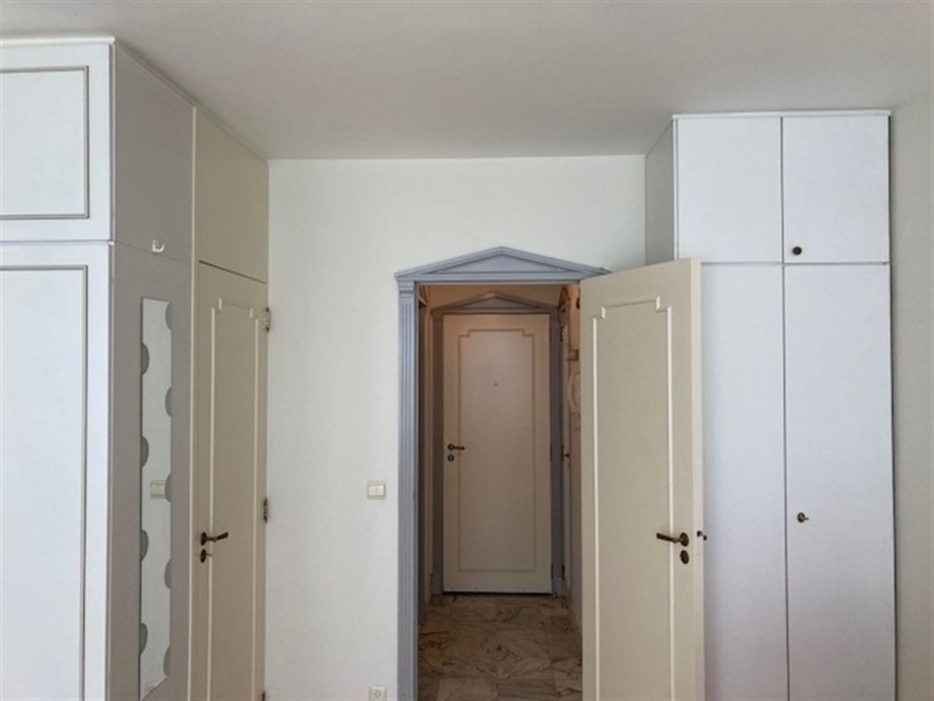  Knusse, gemeubelde studio gelegen op de 5de verdieping - foto 4