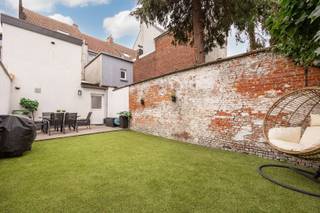 <p><span>Maison de ville avec garage et jardin ensoleillé à Den Dam</span></p><p><span> </span></p><p><span>Vous recherchez une maison prête à emménager dans un quartier qui ne cesse de gagner en attractivité ? Alors vous êtes au bon endroit dans la Maasstraat. Vous habiterez ici à Den Dam, à quelques pas du parc Spoor Noord et de la place Vetten Osplein, récemment réaménagée. Le quartier est en plein essor, avec de nouveaux parcs, des écoles et des infrastructures qui le rendront encore plus attrayant dans les années à venir. Un endroit où il fait déjà bon vivre aujourd’hui et dont l’avenir s’annonce prometteur. </span></p><p><span> </span></p><ul><li><span>3 chambres </span></li><li><span>2 salles de bains (possibilité d’en ajouter une troisième) </span></li><li><span>Jardin urbain ensoleillé offrant beaucoup d’intimité </span></li><li><span>Garage spacieux de 29 m² avec accès direct à la maison </span></li><li><span>Climatisation </span></li><li><span>PEP C </span></li></ul><p><span> </span></p><p><span>Dès l’entrée, le caractère de la maison saute aux yeux. La rampe d’escalier d’origine confère un charme supplémentaire au hall d’entrée. À l'arrière se trouve une pièce pouvant parfaitement servir de chambre, de bureau ou d'atelier. Les raccordements pour une salle de bains supplémentaire y sont déjà prévus. Le couloir, doté d'une verrière, donne accès au jardin ensoleillé, où vous pourrez profiter du grand air en toute tranquillité.</span></p><p><span> </span></p><p><span>Le garage de pas moins de 29 m² est sans aucun doute l’un des principaux atouts de cette maison. Il offre largement assez de place pour une voiture, des vélos, une moto ou même un triporteur. Grâce au portail automatique et à l’accès direct à la maison, vous entrez toujours confortablement, même avec vos courses ou par temps de pluie.</span></p><p><span> </span></p><p><span>À l’entresol se trouve une chambre avec une salle de bains attenante, équipée d’une douche et de toilettes.</span></p><p><span> </span></p><p><span>Le premier étage constitue le cœur de la maison. Vous y trouverez un espace de vie convivial avec une cuisine ouverte, équipée de tous les appareils nécessaires. Un endroit agréable pour cuisiner, partager un repas dans une ambiance chaleureuse ou recevoir des amis et de la famille.</span></p><p><span> </span></p><p><span>Le deuxième étage est entièrement aménagé en suite parentale. La chambre spacieuse donne sur une grande salle de bains baignée de lumière naturelle, dotée d’une baignoire et d’une douche séparée.</span></p><p><span> </span></p><p><span>De plus, la maison est équipée d’une climatisation pouvant aussi bien refroidir que chauffer. La chaudière a également été contrôlée récemment.</span></p><p><span> </span></p><p><span>Une maison pleine de caractère, prête à emménager, offrant un espace étonnamment vaste dans un quartier qui ne cesse de gagner en attractivité. </span></p><p><span> </span></p><p><span>Organisez votre visite via <span>www.sinjoor.be</span></span><span> ou appelez-nous au 03 283 05 00 pour plus d'informations.</span></p><p><span> </span></p>