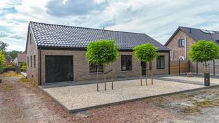 Bij ImmoFusion 7/7 “open huis” : klik op onze 3D-TOUR.<br />Ervaar vastgoed alsof je er zelf doorloopt!<br /><br />Stap binnen in deze aangename woning gelegen aan de Hemelstraat 23. Dankzij de praktische indeling, drie volwaardige en lichtrijke slaapkamers, een moderne badkamer, een volledig geïnstalleerde keuken en een grote tuin met voldoende parkeermogelijkheden, is dit een woning die meteen een comfortabel thuisgevoel weet te creëren.<br />Bij binnenkomst kom je terecht in de inkomhal. Meteen rechts bevindt zich de eerste volwaardige slaapkamer. Dankzij de aanwezige lichtinval is dit een aangename slaapkamer. Een stukje verder aan de rechterzijde vinden we de mooie, moderne badkamer.<br /><br />Wanneer je verder door de inkomhal loopt, kom je de overige twee volwaardige en lichtrijke slaapkamers tegen. De woning beschikt hierdoor over maar liefst drie volwaardige slaapkamers, ideaal voor gezinnen.<br /><br />Verderop kom je in de moderne en volledig geïnstalleerde keuken. Deze vormt het praktische hart van de woning en biedt alles wat nodig is om dagelijks comfortabel te koken. Vanuit de keuken heb je toegang tot de woonkamer, die daarnaast ook rechtstreeks vanuit de inkomhal bereikbaar is. Zo geniet je van een aangename en praktische circulatie doorheen de woning.<br /><br />Verder beschikt de woning over een handige wasruimte en een garage, wat zorgt voor extra comfort en praktische bergruimte. Ook boven is er een mooie troef aanwezig: over de volledige woning bevindt zich een grote, ruime zolder. Deze biedt heel wat mogelijkheden en kan naar eigen behoefte gebruikt worden als extra opslagruimte.<br />Ook buiten heeft deze woning heel wat te bieden. Je beschikt over een grote tuin met voldoende parkeermogelijkheden voor de woning. <br /><br />De combinatie van de praktische indeling, drie volwaardige slaapkamers, een moderne badkamer, volledig geïnstalleerde keuken, wasruimte, garage, bijzonder ruime zolder en grote tuin maakt van deze woning aan de Hemelstraat 23 een interessante opportuniteit voor wie op zoek is naar een comfortabele gezinswoning met voldoende ruimte.<br /><br />Pluspunten:<br />- 3 volwaardige en lichtrijke slaapkamers<br />- Moderne badkamer<br />- Moderne en volledig geïnstalleerde keuken<br />- Praktische inkomhal<br />- Ruime woonkamer<br />- Handige wasruimte<br />- Grote, ruime zolder over de volledige woning<br />- Grote tuin<br />- Voldoende parkeermogelijkheden<br />- Aangename gezinswoning<br />Maatregelen opgenomen in het Maatregelenregister: nee<strong><br /></strong><br />Voor een bezichtiging ter plaatse of meer info, bel ons op 078/78.78.70, of kom gewoon binnen op ons kantoor, steeds welkom!