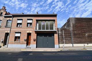 Deze bel-etage woning gelegen in het Truiense stadscentrum is gelegen vlak aan het stadspark, op wandelafstand van scholen, winkels, de Grote Markt, alsook het ziekenhuis en andere voorzieningen.<br /><br />Het perceel werd volledig bebouwd in 1969. Het gelijkvloers is volledig ingericht als garage, eveneens toegankelijk met grote camionettes. De grote sectionale poort is recent vernieuwd en uitgerust met een nieuwe motor. Er werd een deur voorzien in het poortpaneel. Achteraan de garage staat een grote, nog werkzame koelcel van ca. 16m<sup>2</sup>. Alsook vinden we er een technische berging met de stookolietank en stookolieketel. Deze ruimte kan aldus fungeren als garage, maar eveneens als opbergruimte, stockageruimte of eventueel zelfs werkplaats.<br /><br />Op de eerste verdieping vinden we een ruime centrale hal, met toegang tot alle leefruimten. Het woongedeelte is ingericht met een leefruimte met balkon, een open keuken, een badkamer en twee ruime slaapkamers. Wie graag meer buitenruimte heeft, kan eventueel het balkon vergroten via een inpandig terras. Alle ramen zijn voorzien van rolluiken.<br /><br />Meer informatie over deze woning? Aarzel niet en bel ons snel op 011 70 70 19.