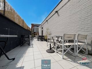 <p><span>Braine-le-Château, sur un axe principal idéal pour la visibilité d'un espace commercial, bel ensemble actuellement composé d'un espace café avec comptoir et sanitaires et d'une grande salle de près de 100 m². Espace séjour et cuisine. Réserve et sanitaires. Accès à la terrasse. A l'extérieur grand espace de stockage couvert à l'arrière du bâtiment et parking pour la clientèle devant l'établissement. Deux garages de 30 m² chacun. À l'étage, 3 chambres et une salle d'eau. Grenier de 30 m² aménageable. Caves. Double vitrage. PEB E. Faire offre à partir de 395 000€. Infos et visites au 02/355.50.55.</span></p>