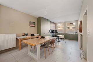 <p>WELKOM IN ZINGEM: CHARMANTE WONING MET VEEL POTENTIEEL</p><p>Deze sfeervolle woning gelegen in Kruisem biedt een perfecte combinatie van klassieker charme en moderne comfort.</p><p>Het huis beschikt over drie comfortabele slaapkamers verdeeld over meerdere verdiepingen. De begane grond herbergt een gezellige woonkamer met directe toegang tot een modern ingerichte keuken. Deze open indeling creëert een perfect samenhangend leefgedeelte waar licht en ruimte centraal staan.</p><p>De keuken is voorzien van hoogwaardige kasten in een aantrekkelijke tint met houten details, gecombineerd met een modern werkblad. Ramen bieden veel daglicht en zorgen voor een aangename werkplek. De aangrenzende eethoek maakt van dit gedeelte het warme hart van het huis. De grote woonkamer biedt volop mogelijkheden voor gezellige zithoeken en beschikt over schuifdeuren die uitkomen op een binnentuin.</p><p>De woning telt drie ruime slaapkamers. De badkamer is volledig uitgerust met een modern inrichtingsschema. Deze beschikt over een inloopdouche, vrijstaand bad, dubbele wastafel en voldoende opslagruimte. De ruimte ademt comfort en functionaliteit uit, met vensterlicht dat voor een aangenaam wasritme zorgt.</p><p>Gelegen in het aantrekkelijke Zingem, biedt deze woning een ideale balans tussen dorpse rust en stedelijke voorzieningen.</p><p><br />Bezoek na afspraak met IMMO BEGUIN: flore@immobeguin.be<br /> </p>