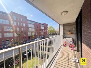 <p><span>Instapklaar 2-slaapkamerappartement met zonnig terras en garagebox!</span></p><p><span>Ontdek dit verzorgd appartement op de eerste verdieping van een gebouw met lift, ideaal gelegen op een toplocatie. <br />U geniet hier van een uitstekende bereikbaarheid, met winkels, supermarkten, parken en scholen op wandelafstand. <br />Ook belangrijke invalswegen en het openbaar vervoer bevinden zich vlakbij. </span></p><p><span>Het appartement heeft de volgende indeling :</span></p><p><span>Inkomhal, leefruimte &amp; keuken</span><span><br />Via de inkomhal, voorzien van een ingemaakte vestiairekast en gastentoilet, komt u binnen in het appartement. De ruime en lichtrijke leefruimte (ca. 30 m²) met stijlvolle parketvloer geeft directe toegang tot het aangename terras. De open, volledig geïnstalleerde keuken sluit naadloos aan en beschikt over een praktische berging met aansluiting voor wasmachine en droogkast.</span></p><p><span>Slaapkamers &amp; badkamer</span><span><br />Het appartement beschikt over twee comfortabele slaapkamers (ca. 9 m² en 11 m²), beide afgewerkt met parket en met veel natuurlijke lichtinval. <br />De badkamer is uitgerust met een dubbele lavabo en een ligbad met douchescherm.</span></p><p><span>Terras &amp; garagebox</span><span><br />Het zuidwest georiënteerde terras biedt de perfecte plek om te ontspannen en te genieten van de zon.<br />Daarnaast is er een garagebox verplicht bij te huren aan 75/maand. <br />Er is ook een gemeenschappelijke fietsenstalling aanwezig.</span></p><p><span>Huurprijs &amp; beschikbaarheid<br /></span><span>Huurprijs: €1.090,00 / maand + €75,00 / maand voor de garagebox<br />Maandelijkse kosten:€80,00 / maand - verbruik en onderhoud gemeenschappelijke delen<br />Beschikbaar: 15/07/2026</span></p><p><span>Extra troeven </span></p><ul><li><span>Centrale en vlot bereikbare ligging</span></li><li><span>Lichtrijke leefruimte met parket</span></li><li><span>Zuidwest gericht terras</span></li><li><span>Twee volwaardige slaapkamers</span></li><li><span>Garagebox en fietsenstalling</span></li></ul><p><span> </span></p><p><span> </span></p><p><span> </span></p>