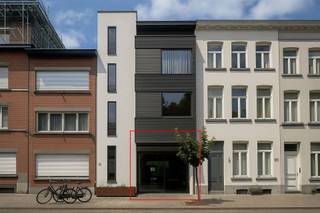 <h2><span>Move-in ready commercial space close to train station, offices and city center.</span></h2><p><span>Ready to do business without worries?</span></p><p><span>Discover this </span><span>modern and ready-to-use commercial space</span><span> of 66,20 m² on the ground floor and 34,17 m² on -1 level, perfectly located in a dynamic and upgraded neighborhood of Mechelen. Thanks to its central location near the station, offices and the vibrant city center, this property offers a unique opportunity for entrepreneurs with ambition.</span></p><h3><span>Benefits:</span></h3><ul><li><span>Versatile possibilities</span><span>: Suitable for a variety of exploitations from catering, coffee bar, sandwich store or take-away to office or retail space.</span></li><li><span>Move-in ready and modern</span><span>: The space is finished with quality materials, modern lighting and sleek flooring. You can start immediately without major renovations.</span></li><li><span>Optimal location</span><span>: Within walking distance of the train station and surrounded by offices and new projects. Ideal for building a regular customer base.</span></li><li><span>Floor -1</span><span>: Additional storage rooms, toilets with lavaob and a functional (laundry) room.</span></li><li><span>Additional added value</span><span>: In the back you enjoy a green and quiet outdoor area ideal as a break spot or for creative interpretation.</span></li></ul><h3><span>Why choose this commercial space?</span></h3><p><span>This property combines </span><span>visibility, accessibility and versatility</span><span> with a fresh and contemporary look. In a developing neighborhood, you will have the opportunity to grow with the city and establish your business in a prime location.</span></p>