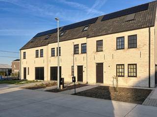 In deze doodlopende verkaveling 'Biezenhof' te Beervelde realiseerden we 13 uiterst energiezuinige woningen in een landelijke stijl.Deze woning op...