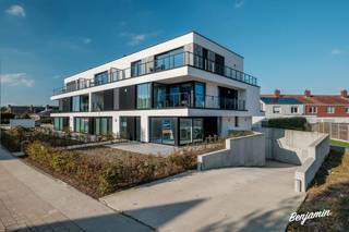 - Instapklaar, ruim appartement (>100 m²) op het gelijkvloers- Ideale ligging in het centrum van Dadizele: Kleppestraat 47- Open keuken met...