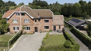 <strong>Karakteristieke en uitzonderlijk gelegen ingenieurswoning met o.a. 7 slaapkamers, 3 badkamers, hobbyruimte en private, organisch ingerichte natuurtuin. Het geheel ligt op een perceel van ca. 1.158m², rustig gelegen in één van de mooiste wijken te Mol, nabij de Nederlandse grens, Lommel, centrum-Mol en Balen. De woning van bouwjaar 1932 is volledig gerenoveerd en werd jarenlang deels als B&amp;B uitgebaat en deels gebruikt als woning. Het charmante geheel (van maar liefst 300m² bewoonbare oppervlakte) wordt thans in haar geheel voor bewoning benut maar kan eenvoudig terug worden omgevormd naar believen (kantoorruimte voor thuiswerk, B&amp;B, praktijkruimte (vrije beroeper), etc.). Nabij scholen, openbaar vervoer en op enkele minuten van Natuurpark Keiheuvel, Groendomein De Most en de natuur rond de Put van Rauw. EPC-score van 269kWh/m²/jaar (energielabel C). Dit betekent geen renovatieverplichting op grond van het Vlaamse Regeerakkoord. Ook de elektriciteit is volledig conform. Nabij Postel en Nederlandse grens.</strong><br />
<p><u>Gelijkvloerse verdieping:</u><strong><br /></strong>Via de inkomhal met vestiairegedeelte heeft u toegang tot de ruime woonkamer en de bijkeuken. De leefruimte met zithoek heeft een gezellige, nostalgische houtkachel. De leefruimte biedt verder toegang tot de bijkeuken en de lichtrijke hoofdkeuken met grote eettafel en toegang tot kelder op stahoogte. <br /><br />De ruime, lichtrijke keuken is geïnstalleerd met volgende kwaliteitstoestellen: o.a. vaatwasser (Miele), elektrische kookplaat (AEG), heteluchtoven (AEG) en voldoende kastruimte. Aan de keuken bevindt zich de benedenslaapkamer (B&amp;B-kamer 1) met douchemodule en afzonderlijke toilet.<br /><br />Aangrenzend aan de bijkeuken bevindt zich een gangruimte met koele berging en een tweede afzonderlijke toiletruimte.</p>
<p><u>Eerste verdieping</u><br />De authentieke, houten bordestrap in de inkomhal brengt u naar de eerste verdieping. Hier bevinden zich 4 ruime slaapkamers met veel lichtinval en tevens de hoofdbadkamer met inloopdouche, twee afzonderlijke wastafels en voldoende kastruimte. Er is een wasplaats voorzien. Eén van de vier slaapkamers wordt thans benut als massage- en therapieruimte. Een andere kamer doet dienst als B&amp;B-kamer 2. Laatstgenoemde kamers hebben beiden toegang tot een afzonderlijke badkamer met inloopdouche, wastafel en toilet.<br /><br /><u>Tweede verdieping</u><br />De tweede verdieping is opgedeeld in een 6de slaapkamer, een hobbyruimte (die momenteel dienst doet als muziekstudio) en een bergruimte. De hobbyruimte kan eenvoudig worden omgevormd tot 7de slaapkamer, bureau- of bibliotheekruimte.<br /><br /><u></u><u>Buitengebeuren</u><br />De woning heeft een oprit met poort aan de zijkant van de woning. Er is voldoende parking voor wagens. Achteraan in de tuin bevinden zich een drietal (stenen) bergruimten/tuinhuizen waarin allerlei (tuin)gereedschap kan worden opgeslaan. Het ruime terras geeft uit op de diepe, landelijke en private tuin. U vindt er verschillende kruidenperken, jonge heesters en bomen, plaats voor moestuin, alsook een sfeervolle vijverpartij met vis. De voor- (en achter)tuin kan naar believen worden aangelegd.<br /><br /><u>Bijzonderheden:<br /></u>- EPC van 269 kWh/m²/jaar: geen renovatieverplichting<br />- Bewoonbare oppervlakte van 300m² exclusief kelder<br />- Buitenschrijnwerk in hout en PVC, met overal dubbele beglazing<br />- Verwarming op gas (B&amp;B-deel), stookolie (woning-deel) en houtkachel<br />- Zeer gunstige ligging op wandelafstand van het centrum Wezel<br />- Mogelijkheid tot B&amp;B-uitbating (centrale ligging nabij Nederland en Postel)<br />- Vele andere mogelijkheden gelet op het aantal kamers en de beschikbare ruimte<br />- Voldoende parkeermogelijkheden<br />- Gezellige, authentieke ingenieurswoning ‘met een ziel’<br />- Mooie private en diepe natuurtuin: diverse mogelijkheden tot tuinaanleg</p>