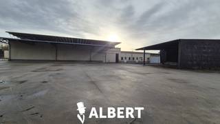 <span>Deze functionele bedrijfshal maakt deel uit van een ruim industrieel terrein van 1,7 hectare, gunstig gelegen op slechts 7,5 km van het centrum van Sint-Truiden en eveneens 7,5 km van de snelweg E40. <br />Dankzij deze uitstekende ligging is een vlotte bereikbaarheid gegarandeerd, wat ideaal is voor logistieke en operationele activiteiten.<br /><br />De indeling van deze unit is alsvolgt :<br />- gesloten loods : 600 m² (30 m x 20 m) : nok/goot 6 m / 4,7 m<br />- afdak : 210 m² (30 m x 7 m) : nok/goot 4,3 m / 4,3 m<br />- verhard terrein : 650 m²<br /><br />De gesloten loods is uitgerust met verwarming, water, verlichting en elektrische aansluitingen (220V & 380V), wat het geschikt maakt voor diverse productiewerkzaamheden of veilige opslag.<br /><br />Dit geheel wordt te huur aangeboden voor 3250€ / maand (excl. btw).<br />Het aandeel op de onroerende voorheffing wordt berekend op basis van de verhuurde oppervlakte van elke unit.<br /><br />Voor meer info contacteer Oliver op 0487/542083 of oliver.teetzmann@albert.immo</span>