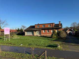 Deze open bebouwing bevindt zich op een royaal perceel van: 1477m² gelegen nabij Geel-centrum en niet ver van Meerhout en Tessenderlo en oprittencomplex E313 Geel-Oost.<br />De woning is hoofdzakelijk vergund.<br />Bestaat uit: woning met 4 slaapkamers (±350m²) + bijgebouw met 1 slaapkamer (±157m²) + ruime garage<br /><br />EPC: 613kWh/m²j - label F - renovatieverplichting van toepassing.<br />Asbest aanwezig.<br />P en G score: C<br />LAB-GMO-GVKR-GVV<br />