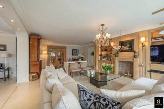 <span>Een uitzonderlijk en exclusief appartement van ca. 300 m² met een brede gevel van 16 m en een prachtige privatieve tuin. <br />Dit luxueuze tuinappartement met 4 slaapkamers bevindt zich in een stijlvolle villaresidentie gelegen op 25meter van het bekende Albertplein te Zoute, op slechts enkele stappen van de zee en het strand. Mogelijkheid tot aankoop van een dubbele garagebox inpandig.<br />Bij het binnenkomen wordt u verwelkomd in een royale inkomhal met vestiaire en gastentoilet. De ruime, lichtrijke leefruimte bestaat uit een salon en een eetplaats die uitgeven op de zonnige terrassen. De volledig uitgeruste keuken, met aansluitende wasruimte en berging, biedt eveneens directe toegang tot het terras en de tuin. Verder is er een tweede salon of bureel aan de voorzijde, eveneens uitgevend op de terrassen met zicht naar het plein. De master bedroom beschikt over een volledige badkamer en een ruime dressing. Daarnaast zijn er nog drie volwaardige slaapkamers: een tweede slaapkamer (mogelijkheid tot douchekamer), een derde slaapkamer met aansluitende badkamer, en een vierde ruime slaapkamer met dressing en eigen badkamer, extra bergruimte en een toilet. Tweede wasruimte. Dubbele garagebox in de residentie. Een unieke opportuniteit voor wie op zoek is naar exclusief wonen in hartje Zoute, doch in alle rust en vlakbij zee.</span>