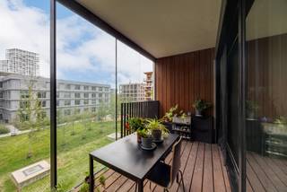 Wonen op het stijlvolle Nieuw Zuid in Antwerpen? Ontdek dit instapklare appartement op de 2de verdieping van Palazzo Verde — een meesterwerk van de wereldberoemde Italiaanse architect Stefano Boeri. <br /><br />Dit groenste gebouw van België beschikt over 3 exclusieve daktuinen en een serene binnentuin van 360 m². Dit appartement combineert architecturale klasse, energiezuinig wonen en maximaal wooncomfort op een absolute toplocatie.<br /><br />Via de inkomhal met apart gastentoilet betreedt u de lichtrijke leefruimte. De open, volledig uitgeruste keuken geeft direct toegang tot het eerste terras van 14m². Verder beschikt het appartement over een praktische berging, twee comfortabele slaapkamers en een stijlvolle badkamer voorzien van een inloopdouche en dubbele lavabo. Beide slaapkamers geven uit op een eigen terras, waardoor u in totaal van maar liefst drie ruime terrassen geniet. In het gebouw is tevens een gemeenschappelijke fietsenstalling aanwezig.<br /><br />Troeven:<br />Iconische architectuur van Stefano Boeri op een absolute toplocatie in Antwerpen. <br />Uitzonderlijk veel buitenruimte dankzij 3 privéterrassen en gedeelde daktuinen. <br />Momenteel verhuurd – ideaal als waardevolle investering of voor eigen bewoning op termijn. <br /><br />Interesse of een bezoek inplannen?Contacteer Sebastiaan via 0494/64.44.04 of sebastiaan@hintjens.eu voor meer info of een afspraak.