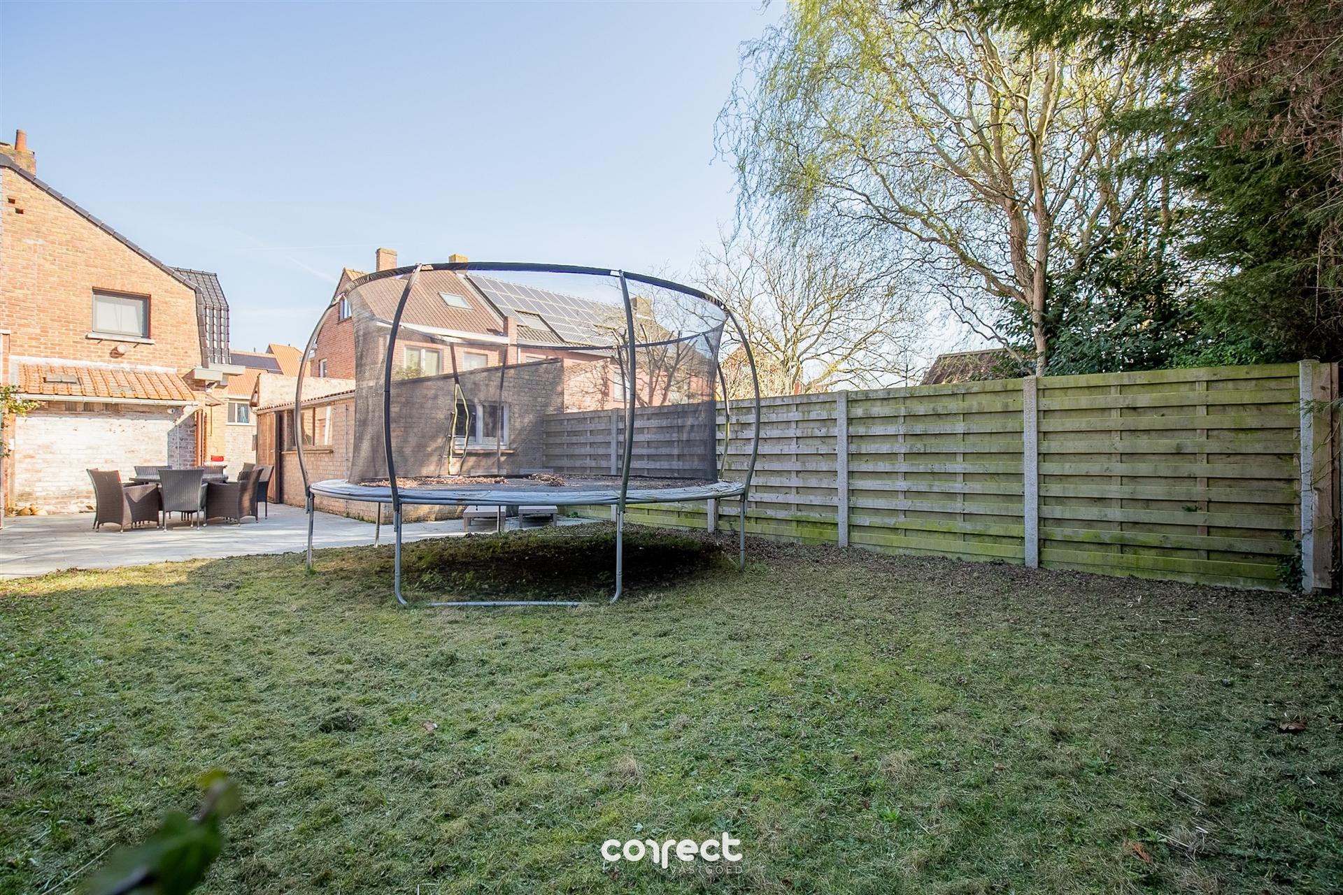 Halfopen bebouwing met oprit, garage, tuin en 3 slaapkamers. - foto 3