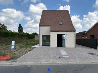 Mooie & kwalitatieve nieuwbouwwoning op een rustige locatie met vlotte bereikbaarheid naar alle invalswegen.<br />De woning beschikt over een grote tuin die binnenkort wordt ingezaaid met 2 tuinbergingen en afzonderlijke garage.<br /><br /><strong>Indeling:</strong><br />Gelijkvloers:<br />- inkomhal met toilet & vestiaire<br />- lichtrijke living<br />- open keuken met eiland <br />- ruime berging met wasplaats<br /><br />Op het verdiep:<br />- nachthal<br />- 3 ruime slaapkamers<br />- via de derde slaapkamer bereik je nog een 4de slaapkamer op de zolderverdieping met technische ruimte (ventilatie)<br />- badkamer met inloopdouche<br />- toilet<br /><br />Tuin met terras, gazon en tuinbergingen waarvan de aanleg binnenkort wordt aangevat.<br />De woning werd volledig geschilderd en wordt bovendien voorzien van verlichting en gordijnrails, zodat ze volledig instapklaar kan worden opgeleverd.<br /><br /><strong>Een gloednieuwe woning, klaar voor eerste bewoning en tot in de details afgewerkt. Een uitzonderlijk compleet aanbod op de huurmarkt.</strong><br /><br /><strong>Details:</strong><br />- onmiddellijk beschikbaar<br />- bij voorkeur geen huisdieren<br />- cv op aardgas<br />- vloerverwarming beneden<br />- zonnepanelen<br />- pvc-schrijnwerk<br /><br /><strong>Voorwaarden verhuur:</strong><br />- huurwaarborg via Korfine: 4.050 €<br />- plaatsbeschrijving: via CheckNet<br /><br />Er zijn nog geen 12 maanden verstreken tussen de ingebruikname van het goed en het indienen van de epb-aangifte, het epc bouw wordt van zodra beschikbaar afgeleverd.<br /><br /><strong>Contact:</strong><br />Voor meer informatie of een bezoek, contacteer Stijn op 0491 61 42 19 of info@stijndebusschere.be.<br />
