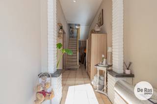 <br /><br />GERAARDSBERGEN - Op zoek naar een woning met potentieel op een centrale ligging in Geraardsbergen? Dan is deze gesloten bebouwing aan de Vesten zeker een bezoek waard.<br /><br />Op het gelijkvloers beschikt de woning over een inkomhal, woonkamer, keuken, badkamer, veranda en berging. Vanuit de leefruimtes is er toegang tot de privé-stadstuin, een aangename buitenruimte om in alle rust te genieten.<br />Op de eerste verdieping bevinden zich twee slaapkamers, waarvan één voorzien is van een praktische dressing.<br />De zolderverdieping werd uitgebouwd tot een ruime slaapkamer, met daarnaast extra opbergruimte. Hierdoor beschikt de woning over maar liefst drie slaapkamers. Ook een kelder is aanwezig. <br /><br />Deze woning geniet van een centrale en karaktervolle ligging aan de Muur van Geraardsbergen .Het stadscentrum, winkels en scholen bevinden zich op korte afstand, wat zorgt voor een bijzonder praktische ligging voor het dagelijkse leven. Dankzij de praktische indeling, drie slaapkamers, een aangename privé-stadstuin én tal van parkeermogelijkheden voor de woning is dit een interessante woning voor wie comfort en een centrale ligging wil combineren!<br /><br />info of bezoek: 053/60.65.60<br /><br />De vermelde prijs is een richtprijs. Na ontvangst van de biedingen zal de verkoper beslissen of hij/zij de eigendom verkoopt aan het beste bod. De richtprijs is aldus niet bindend voor de verkoper. Voor meer info kunt u ons contacteren of het reglement raadplegen op onze website.