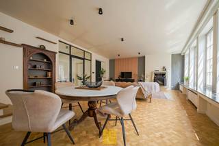 In het hart van de Brugse binnenstad, op een toplocatie, ligt deze volledig gerenoveerde woning. De straat maakt deel uit van het historische stadsweefsel van Brugge en werd al vermeld in documenten uit de 13e eeuw. De naam verwijst naar de "zak" of inham van de nabijgelegen Reie, en vormt vandaag een van de rustigste en meest gegeerde woonstraten in het centrum, op wandelafstand van winkels, cultuur en gastronomie.<br />De woning werd recent met oog voor detail en hoogwaardige materialen gerenoveerd tot een comfortabele stadswoning met maar liefst 340m² bewoonbare oppervlakte, met behoud van karakter en authenticiteit. De woning combineert een uitstekende indeling met hedendaags wooncomfort en is bovendien voorzien van een inpandige garage, zonnige stadstuin en terrassen.<br />Indeling als volgt:<br />Op het gelijkvloers bevindt zich de centrale inkomhal met rechts een polyvalente ruimte, ideaal als bureel of praktijkruimte. Links is er een ruime garage. De inkomhal verrast met een stijlvolle zwevende trap in natuursteen, voorzien van een messing detail en ingebouwde verlichting – een echte eyecatcher.<br />Verder is er een slaapkamer/ leefruimte met en-suite badkamer (lavabo, douche en toilet), met toegang tot de tuin, een technische berging, een royale wasruimte/strijkkamer, eveneens met toegang tot de tuin. Dankzij de indeling en is dit deel ideaal voor een inwonende ouder, student of hulp, met behoud van privacy. Extra troef: een apart gastentoilet op het gelijkvloers.<br />De aangelegde tuin met sfeervolle verlichting en praktische tuinberging biedt rust en privacy midden in de stad.<br />Op de eerste verdieping bevindt zich een elegante overloop met ronde lichtkoepel en een tweede gastentoilet. De ruime leefruimte met gezellige haard en grote raampartijen sluit naadloos aan op de halfopen keuken, volledig uitgerust met moderne toestellen. Een eettafel op hoogte maakt het geheel compleet. Via de keuken is er toegang tot het zonnige terras aan de achterzijde.<br />Overal zijn er smaakvolle details te ontdekken: ingemaakte kasten, verfijnde trapleuningen, warme parketvloeren, en overvloedig daglicht.<br />Op de tweede verdieping bevinden zich twee ruime slaapkamers, waarvan één met dressing. De badkamer is uitgerust met ligbad, douche, lavabo op meubel en een apart toilet. Er is nog een zolderruimte voor extra stockage.<br />G-score: D, p-score: D