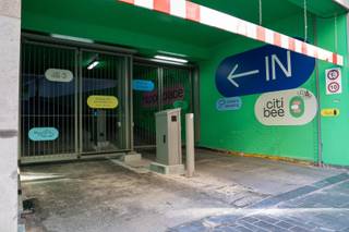 <p>Overdekte staanplaats(en) te koop in Europacentrum fase III. <br /><br />Dit afgesloten complex omvat meerdere parkeerplaatsen, waarvan de inrit volledig vernieuwd is. <br />Ook elektrische wagens kunnen hier terecht door aanwezigheid van laadpalen.<br />De toegang verloopt via nummerplaat herkenning. <br /><br />Aankoop van meerdere parkeerplaatsen is mogelijk.<br /><br />Prijzen vanaf € 35.000 tot € 43.000, aankoop in volle eigendom. <br /><br />(wg,vg,gvv,gmo,gvkr, epc: nvt, P&G-score: D) </p>