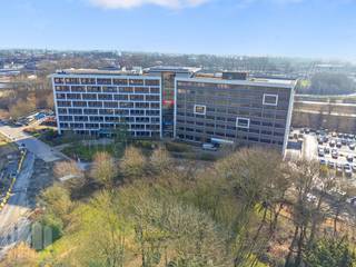 Uitstekend gelegen kantoorruimte van 450 m² met snelle verbinding naar <strong>E40 </strong>(3 km) en <strong>E17 </strong>(1,5 km), alsook de <strong>R4 </strong>(3 km). Het treinstation Gent-St-Pieters bevindt zich op circa 2,5 km afstand, en bushaltes en tramlijn 4 zijn binnen minder dan 1 km te vinden. <br /><br />Het kantoorgebouw beschikt over moderne en instapklare kantoren in een groene omgeving met uitzicht op de schelde. Daarnaast is er zowel bovengrondse als ondergrondse parkeermogelijkheden en een ruime fietsenstalling beschikbaar. <br /><br />Voor meer informatie of om een bezoek in te plannen, kan u steeds contact opnemen met <strong>PANORAMA B2B GENT KANTOREN</strong>. Wij staan u graag bij voor bijkomende (technische) inlichtingen, gedetailleerde plannen, of een vrijblijvend plaatsbezoek. Bel ons op het nummer <strong>0477 44 39 30</strong>.