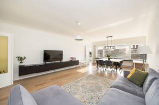 <p><span>Instapklaar en ruim appartement met terras én garageplek op de gegeerde Fruithoflaan</span></p><p><span>Op zoek naar ruimte, comfort én een uitstekende ligging?</span><span> Dit prachtige en instapklare appartement op de </span><span>5de verdieping (lift aanwezig) van het verzorgde Arosa-gebouw</span><span> in de begeerde Fruithoflaan te Berchem combineert het allemaal.</span></p><p><span>Met maar liefst </span><span>116 m² woonoppervlakte</span><span> en zowel een balkon aan de voorzijde als een terras achteraan, biedt dit appartement verrassend veel ruimte en mogelijkheden.</span></p><p><span> </span></p><p><span>Bij het binnenkomen valt meteen de </span><span>ruime inkomhal met ingebouwde kasten</span><span> op. </span></p><p><span>De </span><span>lichte en ruime leefruimte</span><span> vormt het hart van het appartement en geniet dankzij de ligging op de 5de verdieping, met lift, van een aangenaam open gevoel. De </span><span>vernieuwde keuken uit 2020</span><span> sluit hier mooi bij aan en biedt alles wat je nodig hebt voor dagelijks comfort.</span></p><p><span>Het appartement beschikt over </span><span>twee ruime slaapkamers</span><span>. Daarnaast is er nog een </span><span>zeer grote berging</span><span>, die dankzij de oppervlakte en indeling ook perfect kan worden ingericht als </span><span>derde slaapkamer, bureau, hobbyruimte of dressing</span><span>.</span></p><p><span>Een verzorgde badkamer met inloopdouche en verder zijn er </span><span>twee toiletten aanwezig</span><span>, wat zorgt voor extra praktisch comfort.</span></p><p><span>Ook op technisch vlak zit je goed: het appartement beschikt over een </span><span>gunstige EPC-score B</span><span>. De </span><span>ramen werden vernieuwd en zijn voorzien van driedubbele beglazing</span><span>.</span></p><p><span>De gemeenschappelijke kosten bedragen 265euro per maand (Water, gas, blokpolis, onderhoud, lift, reservefonds)</span></p><p><span>De garagebox is verplicht bij aan te kopen aan 20.000euro.</span></p><p><span>Troeven op een rij:</span></p><ul><li><span>Volledig instapklaar</span></li><li><span>Gegeerde Fruithoflaan in Berchem</span></li><li><span>Lift aanwezig</span></li><li><span>2 ruime slaapkamers</span></li><li><span>Zeer grote berging, </span><span>mogelijk in te richten als 3de slaapkamer of bureel</span></li><li><span>Vernieuwde keuken (2020)</span></li><li><span>Gunstig EPC B</span></li><li><span>Ruime inkomhal met </span><span>ingebouwde kasten</span></li><li><span>Terras achteraan + balkon vooraan</span></li></ul><p><span>Interesse? Plan dan zeker een bezoek en ontdek het zelf.</span></p><p><span>Sven@home4you.be</span></p><p><span> </span></p>