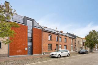 RUIME, ENERGIEZUINIGE WONING MET MODERNE ARCHITECTUUR EN AANGENAME TUIN OP 3A 81CA.De recente woning (bj. 2009) is gelegen langsheen de Rijweg te...