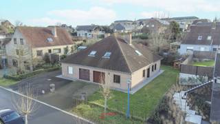 Bent u op zoek naar een woning met ruimte op de locatie van uw dromen? Dan bent u hier aan het einde van uw zoektocht!Deze halfopen villa beschikt...