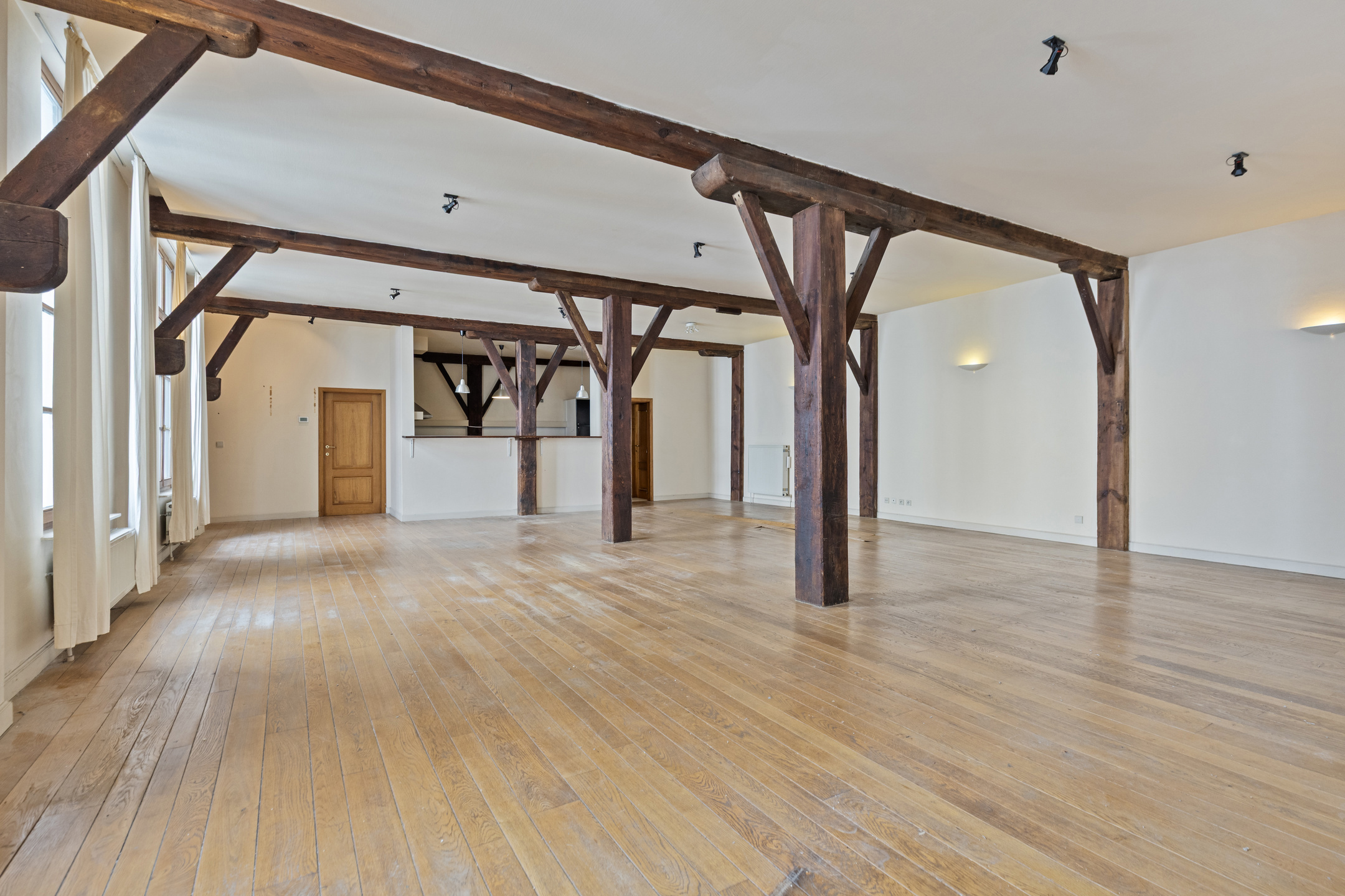 Authentiek appartement van 215m² in het historisch centrum. - foto 3